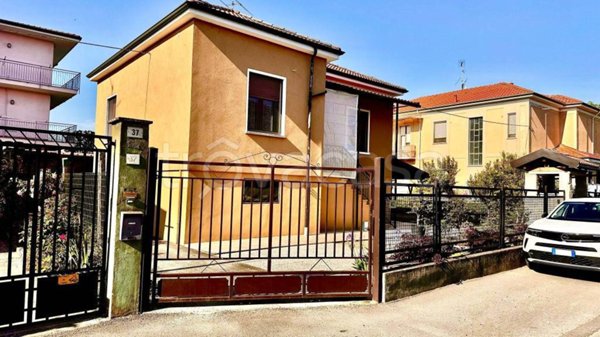casa indipendente in vendita a Mortara
