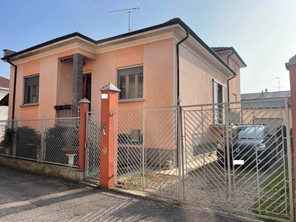 casa indipendente in vendita a Mortara