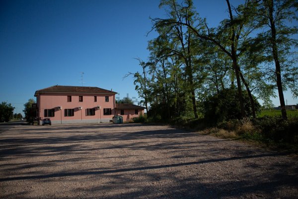 locale commerciale in vendita a Mortara