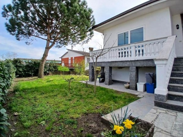 casa indipendente in vendita a Mortara
