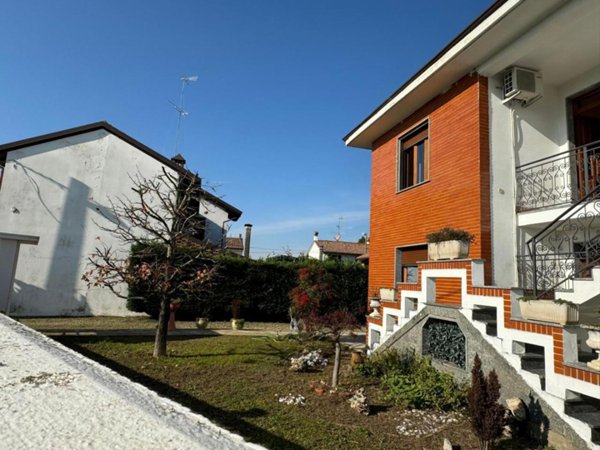 casa indipendente in vendita a Mortara