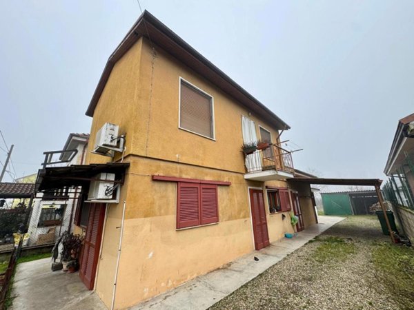 casa indipendente in vendita a Mortara