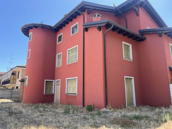 casa indipendente in vendita a Mortara