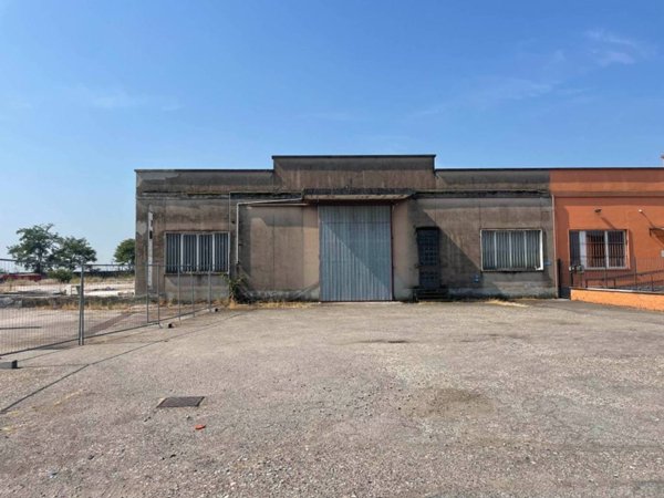 locale commerciale in vendita a Mortara