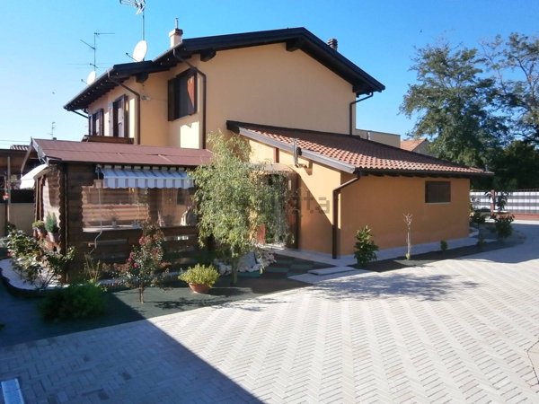 casa indipendente in vendita a Mortara