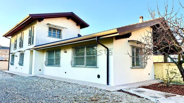 casa indipendente in vendita a Mortara