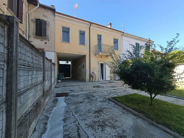 casa indipendente in vendita a Mortara