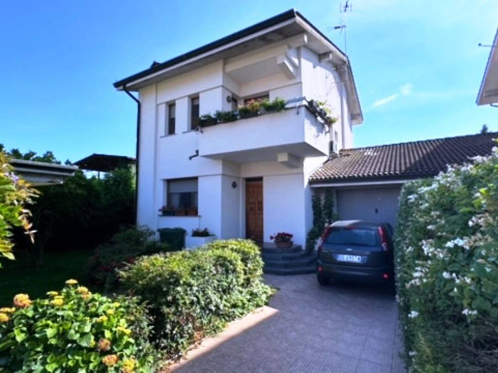 casa indipendente in vendita a Mortara