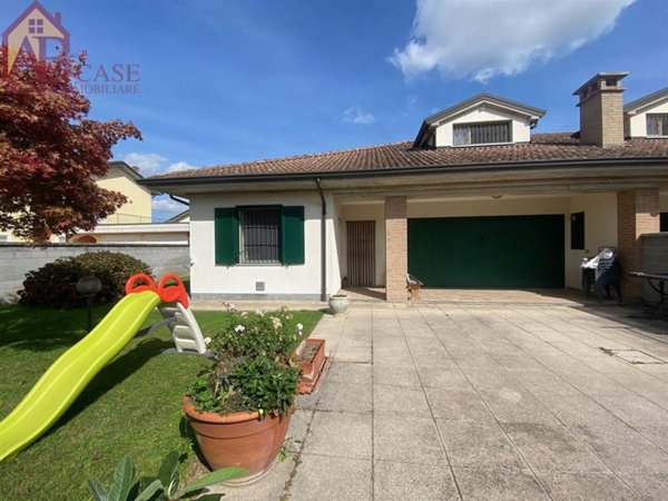 casa indipendente in vendita a Mortara