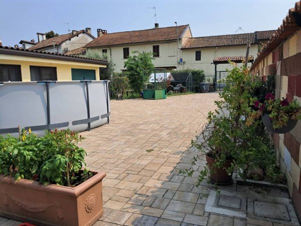 casa indipendente in vendita a Mortara in zona Medaglia