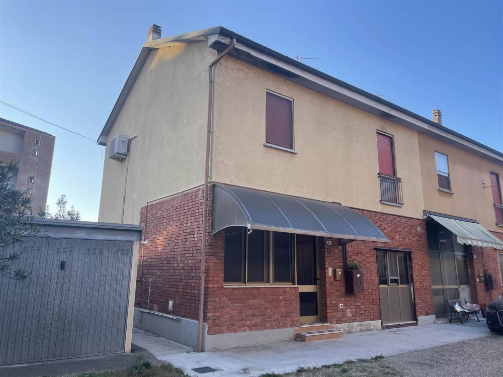 casa indipendente in vendita a Mortara