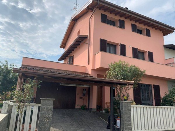 casa indipendente in vendita a Mortara