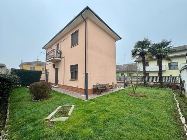 casa indipendente in vendita a Mortara