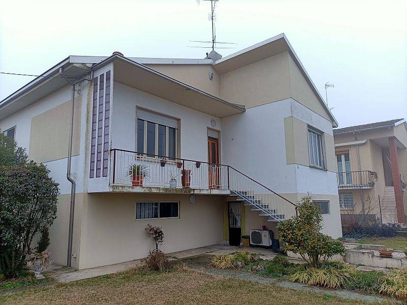 casa indipendente in vendita a Mortara