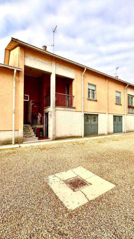 casa indipendente in vendita a Mortara