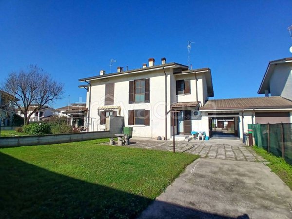 casa indipendente in vendita a Mortara