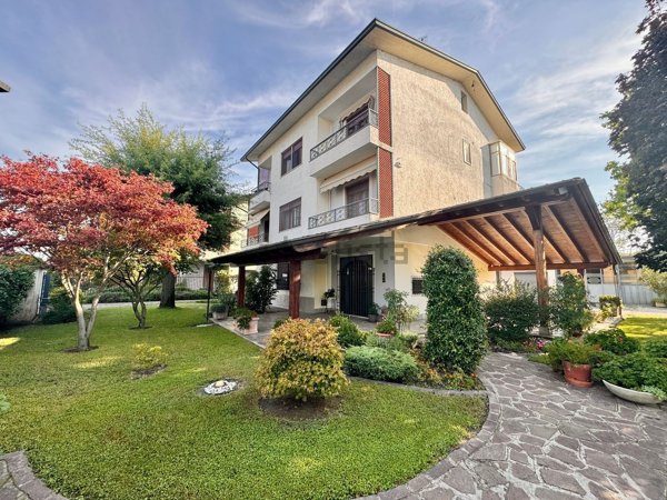 casa indipendente in vendita a Mortara