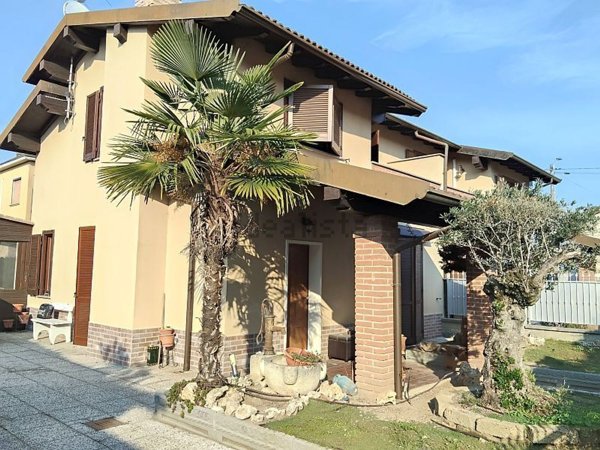 casa indipendente in vendita a Mortara