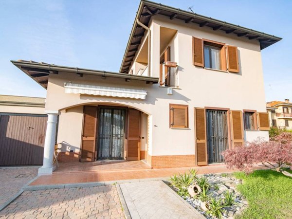 casa indipendente in vendita a Mortara
