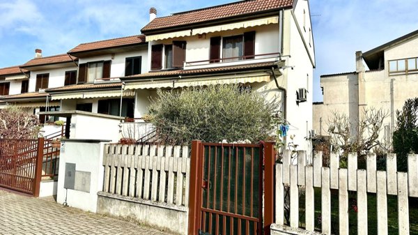 casa indipendente in vendita a Mortara