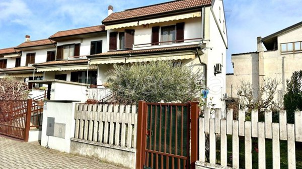 casa indipendente in vendita a Mortara