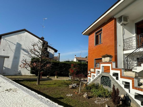 casa indipendente in vendita a Mortara