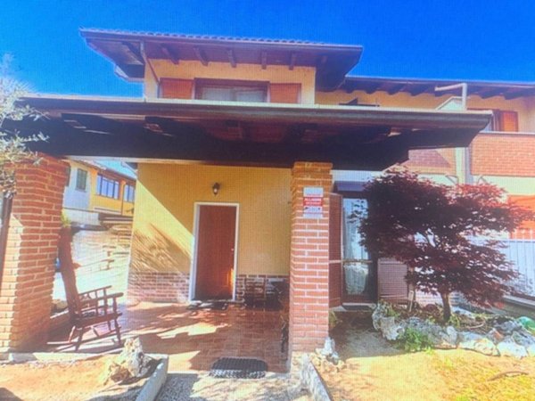 casa indipendente in vendita a Mortara