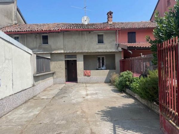casa indipendente in vendita a Mortara