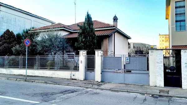 casa indipendente in vendita a Mortara