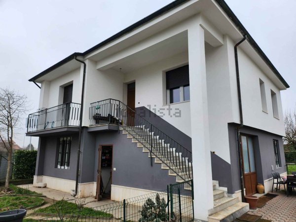 casa indipendente in vendita a Mortara