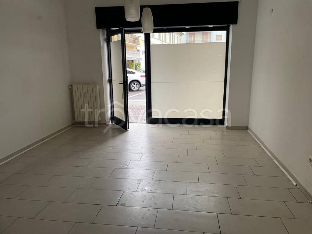 negozio in vendita a Mortara