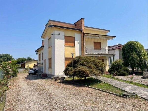 casa indipendente in vendita a Mortara