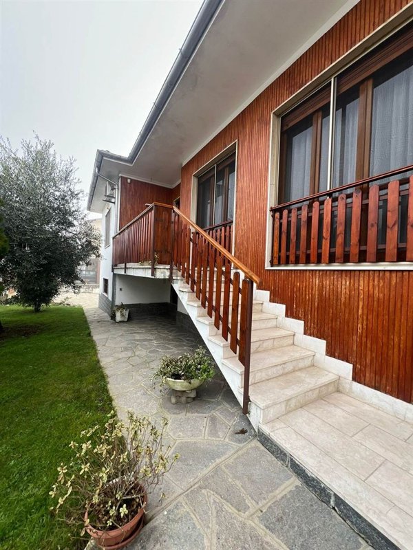 casa indipendente in vendita a Mortara