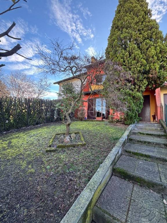 casa indipendente in vendita a Mortara