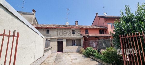 casa indipendente in vendita a Mortara
