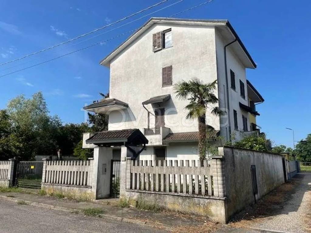 casa indipendente in vendita a Mortara