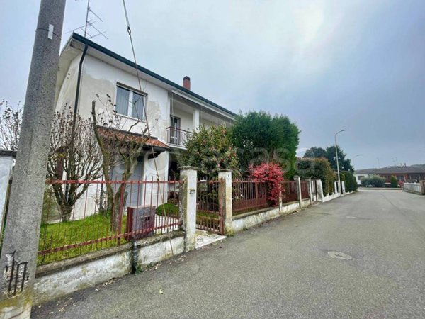casa indipendente in vendita a Mortara