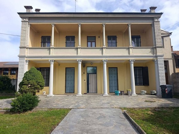 casa indipendente in vendita a Mortara