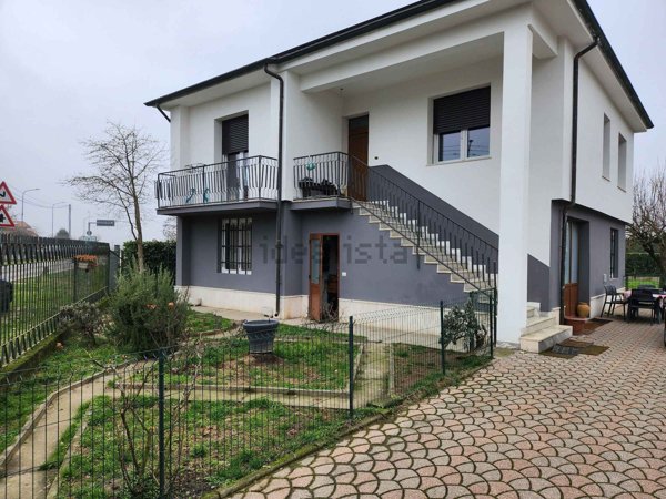 casa indipendente in vendita a Mortara
