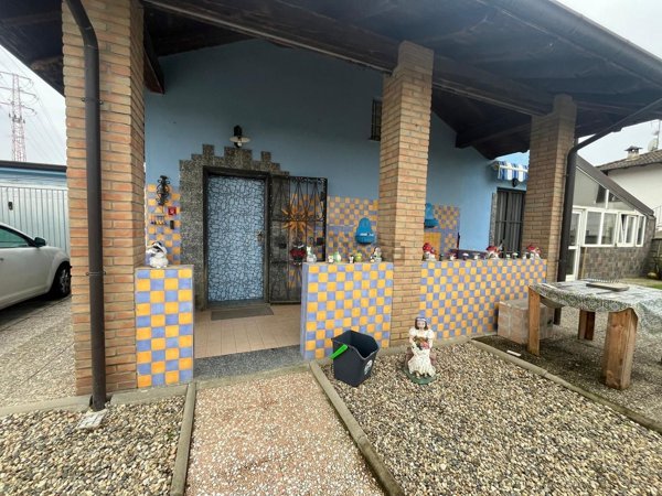casa indipendente in vendita a Mortara