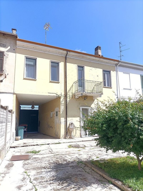 casa indipendente in vendita a Mortara