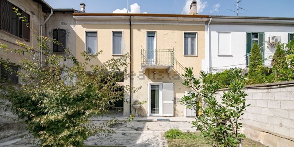 casa indipendente in vendita a Mortara
