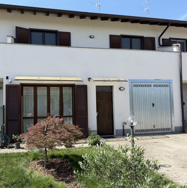 casa indipendente in vendita a Mortara