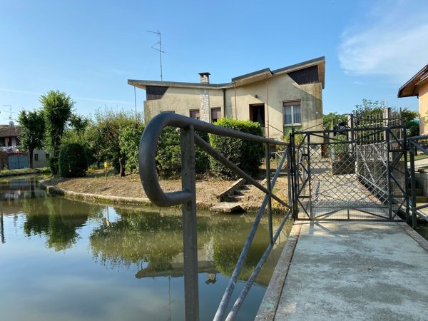 casa indipendente in vendita a Mortara