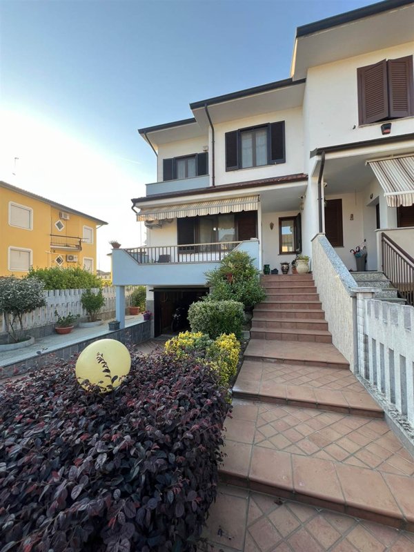 casa indipendente in vendita a Mortara