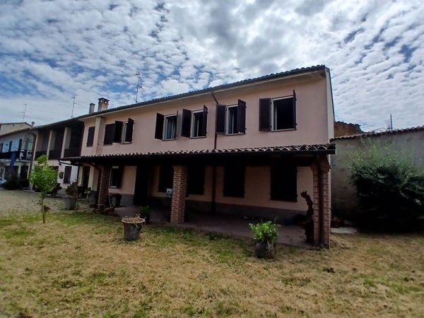 casa indipendente in vendita a Mortara