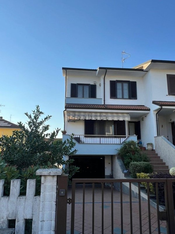 casa indipendente in vendita a Mortara