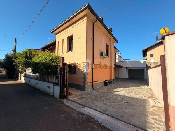 casa indipendente in vendita a Mortara