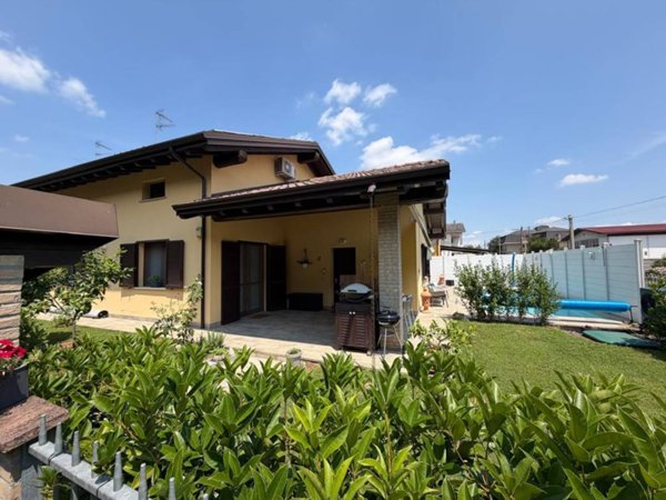 casa indipendente in vendita a Mortara