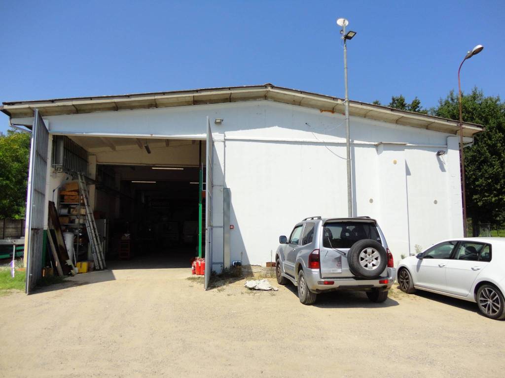locale commerciale in vendita a Mortara in zona Casoni dei Peri